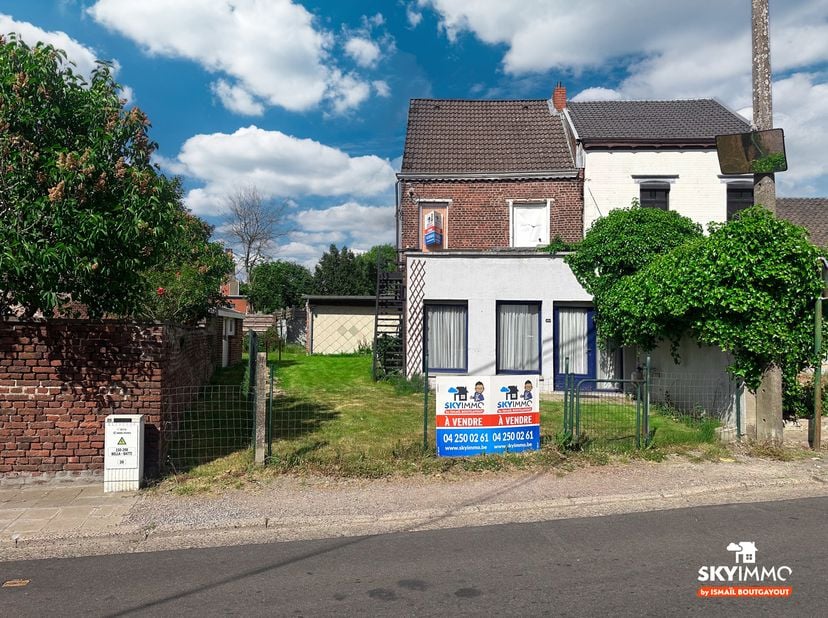 L'agence SKYIMMO est ravie de vous présenter ce bien d'exception. Etant une maison de commerce à la base il y a la possibilité de régulariser en maiso