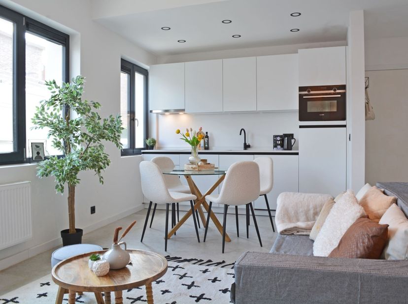 Gerenoveerd appartement (63m²) voorzien van twee slaapkamers op toplocatie te Edegem!<br />
<br />
Indeling: Berging, leefruimte, open keuken, maste
