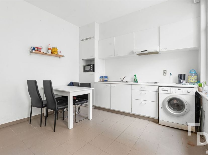 Huis met koer te koop op wandelafstand van het station en de Grote Markt van Ieper.<br />
Op heden is de woning verhuurd waardoor deze woning niet en