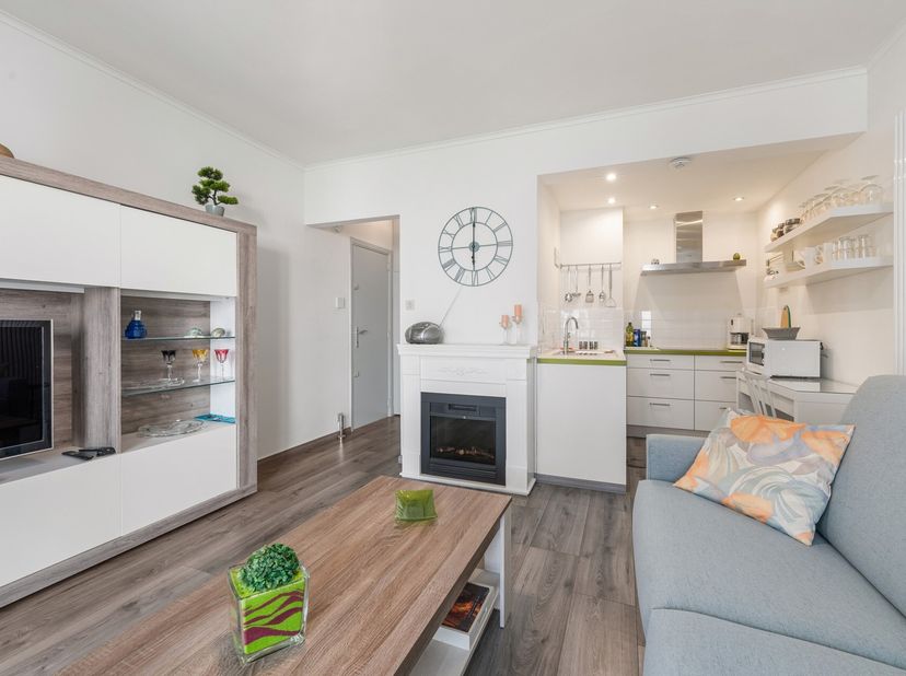"Een studio die net dat beetje extra ruimte en comfort biedt."<br />
In residentie Galion bevindt zich deze ruime, vernieuwde studio op de eerste verd