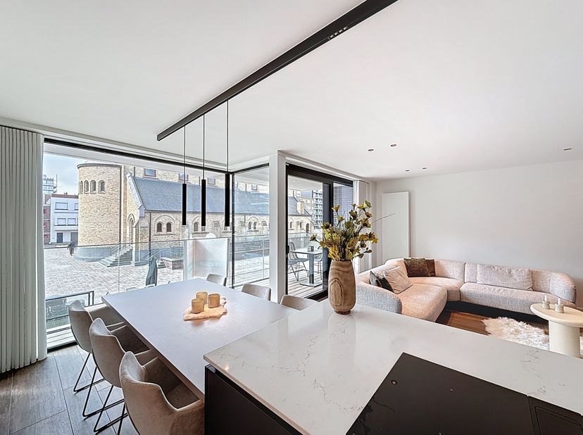 Dit exclusief afgewerkte en instapklare appartement werd ingericht met hoogwaardige materialen en oog voor detail. Gelegen op een toplocatie aan het S