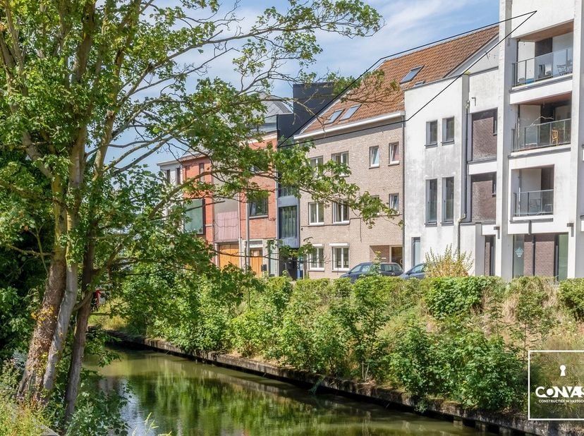 In deze kleinschalige residentie (4 units, beheer door mede-eigenaar=géén syndicus kost, geen lift) langs het water verschuilt dit gezellige instapkla