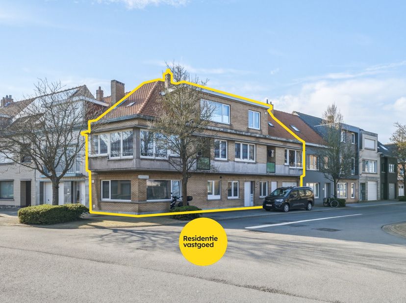In de buurt van Bredene Sas bevindt zich dit interessant opbrengsteigendom bestaande uit 4 vergunde appartementen en een garage, gelegen op een percee