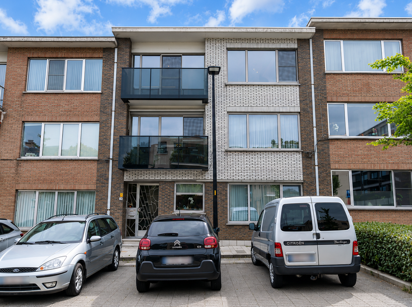 Bent u op zoek naar een volledig gerenoveerd en instapklaar appartement op een toplocatie in het centrum van Beringen? Dan is dit appartement op de tw