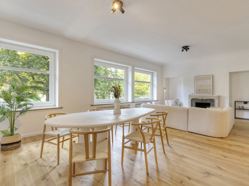 Prachtig, volledig gerenoveerd en zeer lichtrijk appartement gelegen aan de Louizalaan, op wandelafstand van het Ter Kamerenbos, het openbaar vervoer,