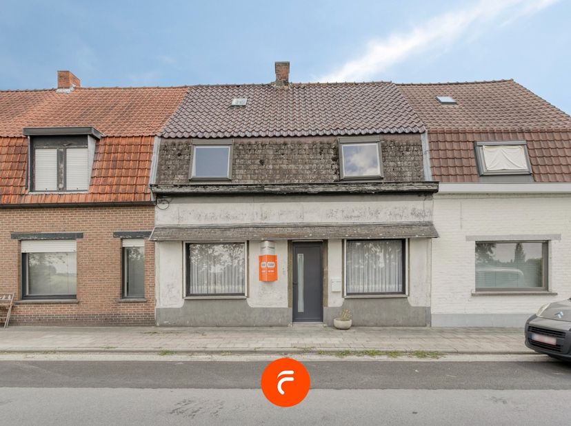 Een ruime woning die reeds structureel gerenoveerd werd maar dus nog ingericht/afgewerkt dien te worden. Ingedeeld als volgt: Inkomhal, bureauruimte,