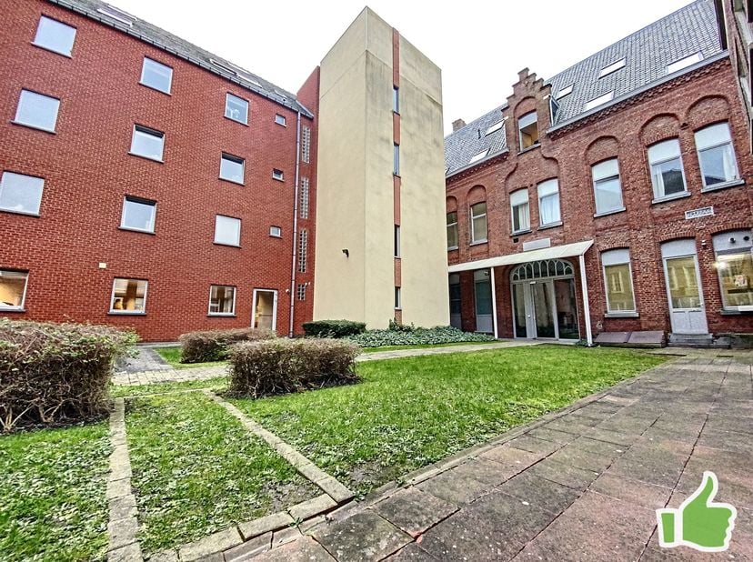 Appartement 2 chambres de 131 m2 situé en centre ville, dans une jolie résidence sécurisée avec ascenseur. <br />
Composé d'un hall avec vestiaire et