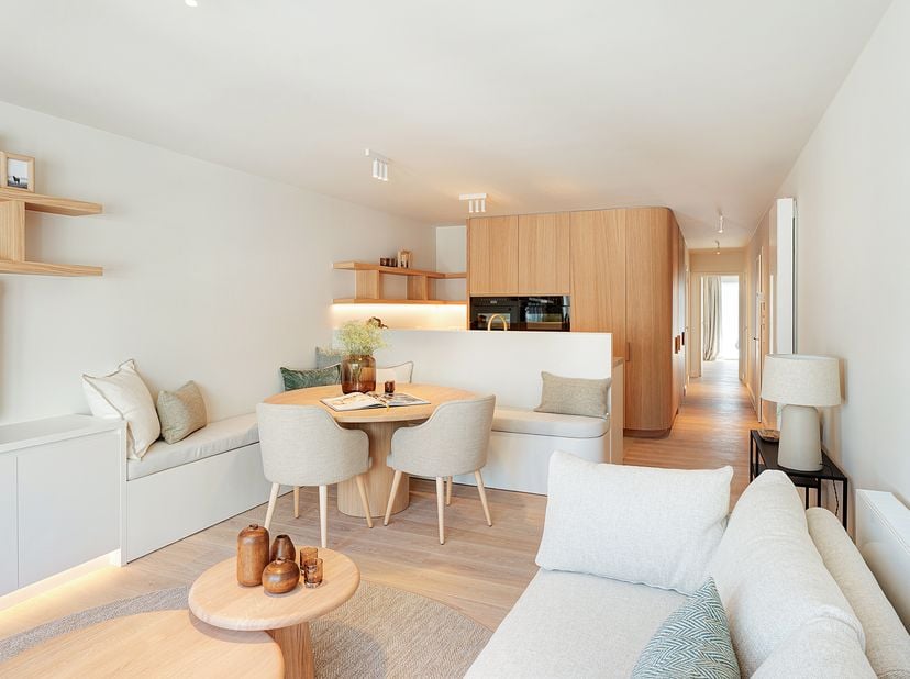 Luxueus gerenoveerd appartement op een topligging, op wandelafstand van het Lichttorenplein, de winkels en de zee. <br />
Indeling: inkomhal met vesti