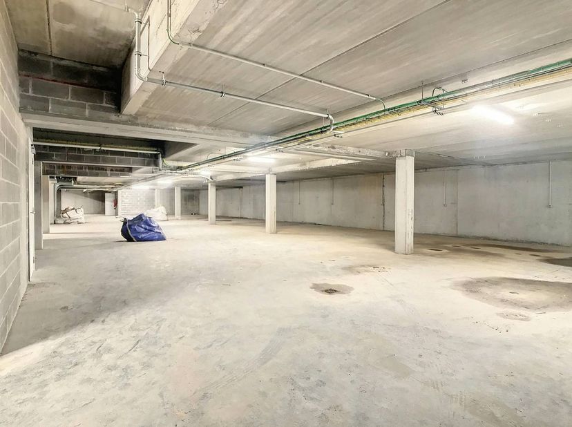 Ondergrondse autostaanplaats te koop in centrum Wielsbeke, in residentie Fleur de Lin in de Baron van der Bruggenlaan. De parking is vlot bereikbaar v