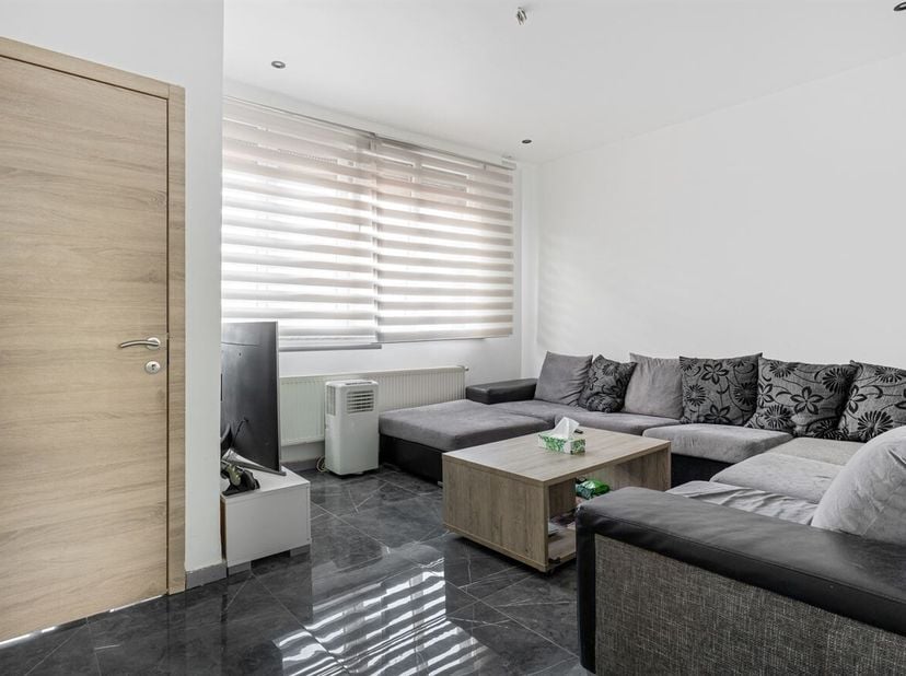 Gelegen in de Stationsstraat in Waasmunster, geniet deze woning van een gunstige ligging met een vlotte bereikbaarheid. Het centrum van Waasmunster, w