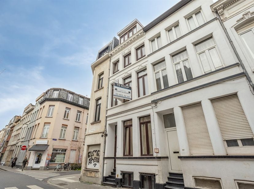 Immeuble de rapport en situation centrale avec 3 unités résidentielles locatives<br />
Situé dans la Lange Beeldekensstraat 55 à Anvers, vous trouver