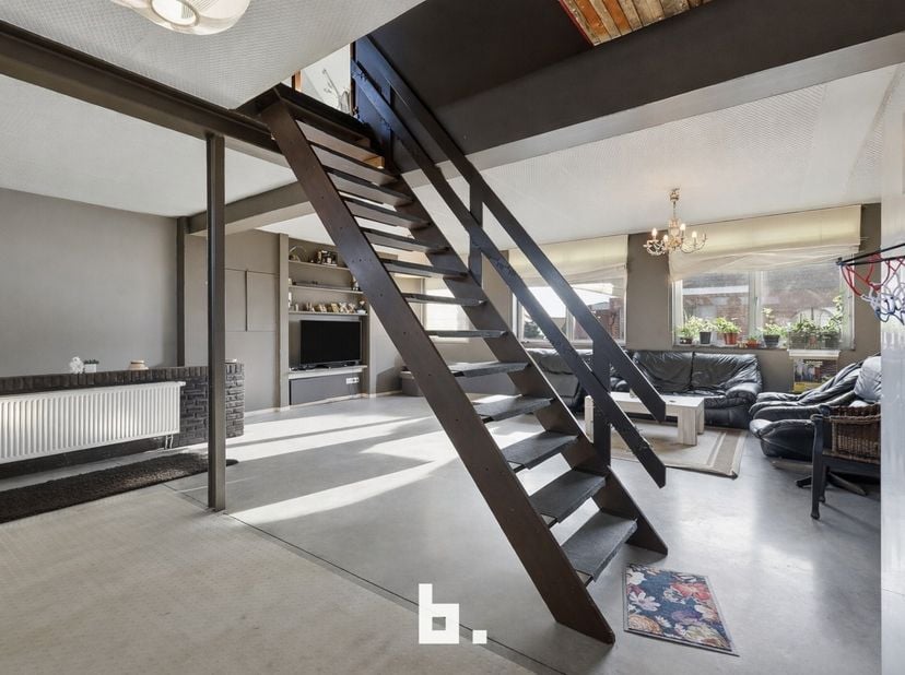 Dit instapklare en energiezuinige duplex appartement is gelegen in Waregem, op korte afstand van het centrum, het station en diverse scholen. Een idea