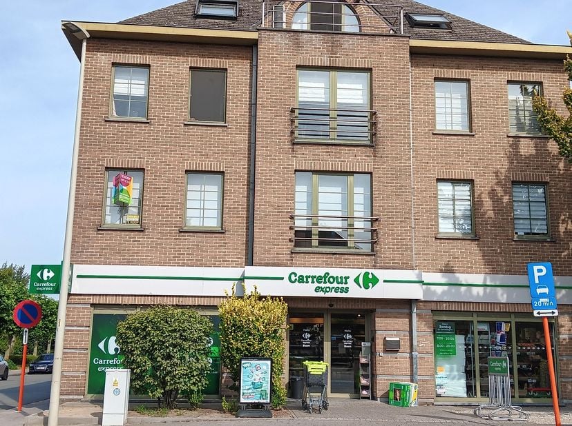 Instapklaar, ruim en lichtrijk appartement met 2 slaapkamers en grote dubbele ondergrondse autostaanplaats te koop in Boom.<br />
Dit appartement is g