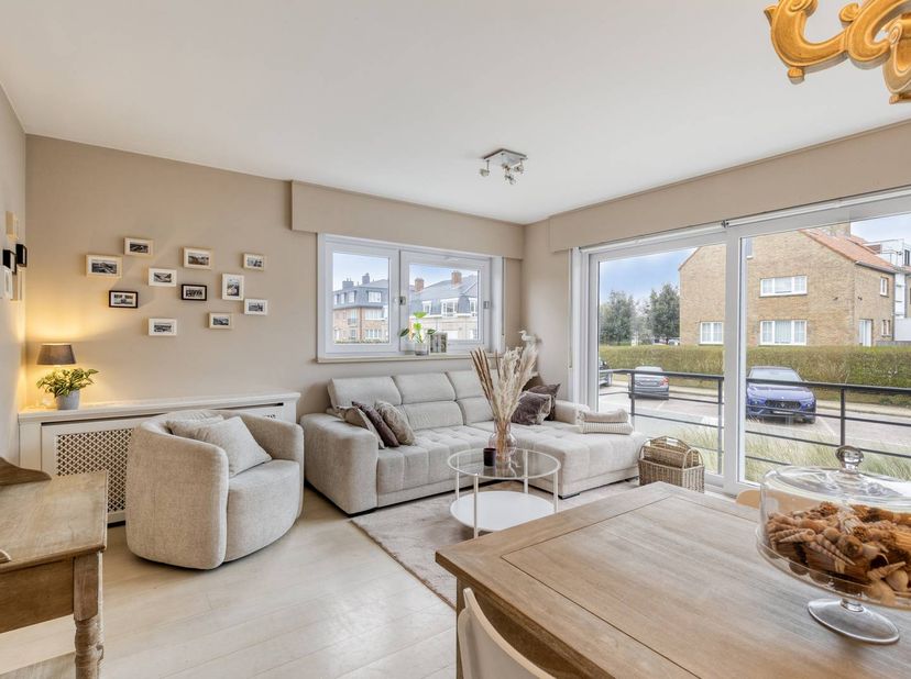 Op wandelafstand van het strand bevindt zich dit instapklaar appartement te koop in Zeebrugge. Het appartement beschikt over 2 volwaardige slaapkamers
