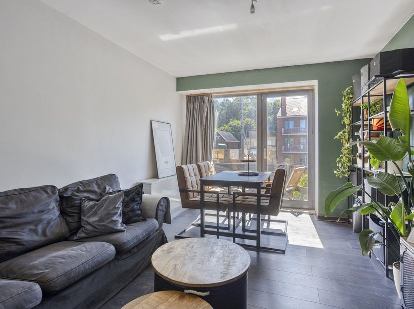 Cet appartement une chambre se situe au dernier étage d’un immeuble à Kessel-Lo, à distance cyclable du centre de Louvain. Son emplacement convient pa