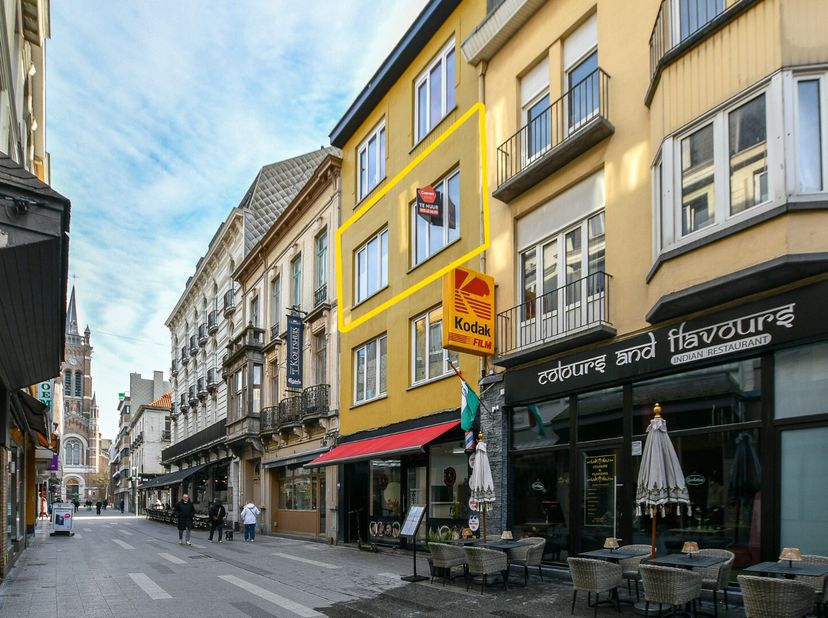Aangenaam en lichtrijk 2-slaapkamerappartement van ca. 89 m², gelegen op de tweede verdieping in het centrum van Blankenberge. Dit verzorgd appartemen