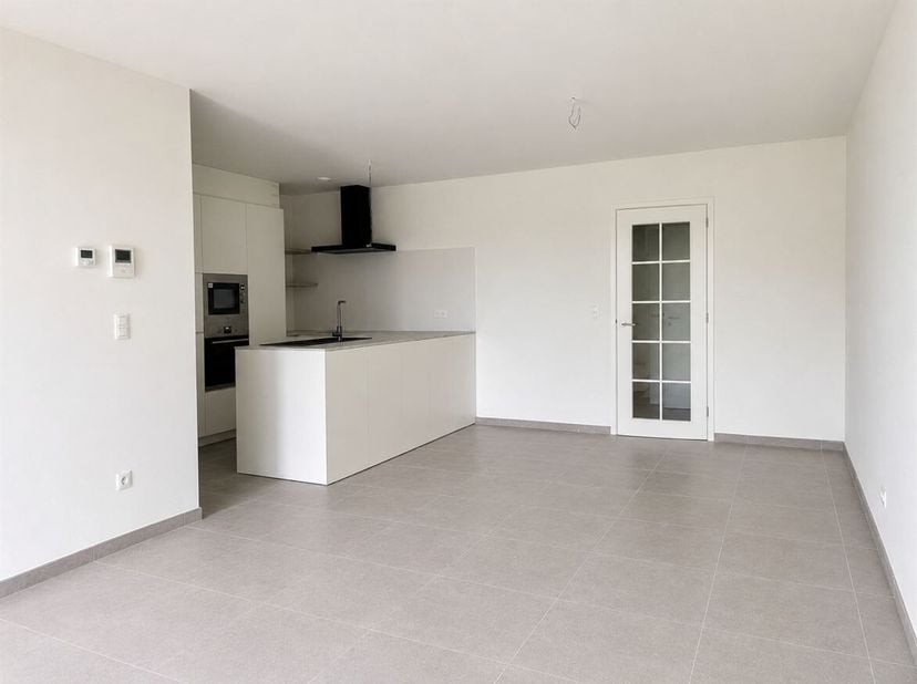 Magnifique appartement de plain-pied avec 2 chambres, une place de parking et un grand jardin, dans un emplacement de choix !<br />
Situation<br />
Ce