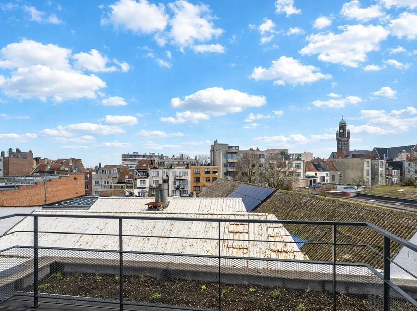 Victoire Junot heeft het genoegen u dit nieuwbouwappartement met 1 slaapkamer, doorzon en terras aan te bieden, samengesteld als volgt:<br />
De inkom