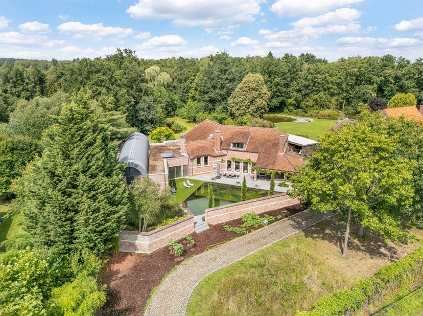 Deze authentieke villa straalt warmte en karakter uit. Afgewerkt met duurzame materialen en behoud van originele elementen, biedt deze villa een uniek
