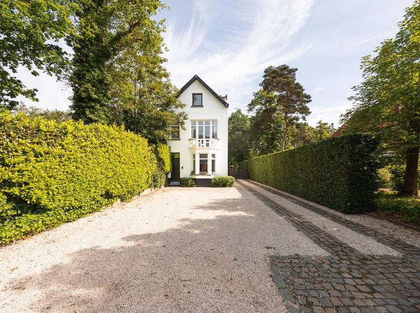 Voor verdere info of een vrijblijvende waardebepaling van uw eigendom: jordi.broes@homixx.be of 016 199 340.<br />
Welkom in deze verrassend ruime gez