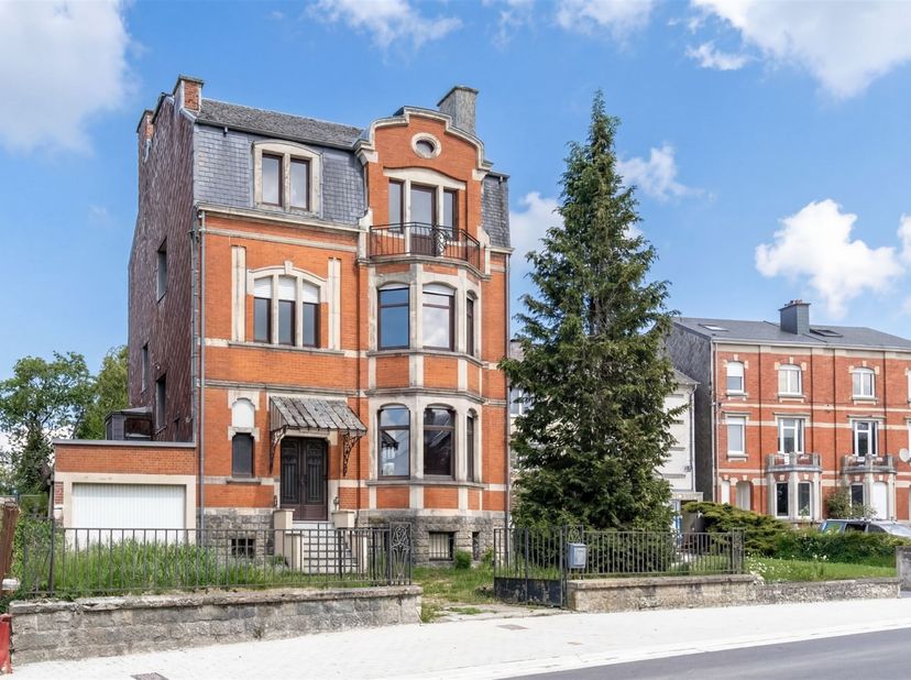 W Immobilière biedt in Aarlen een prachtige herenwoning aan met garage en tuin, gelegen op een schitterend perceel van 11 are 31 centiare. Deze elegan