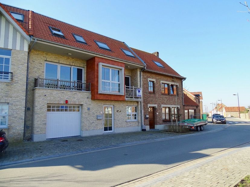 Cet appartement très spacieux dispose d'une entrée privée. Au rez-de-chaussée se trouvent le hall d'entrée, une salle de loisirs, un grand espace de r
