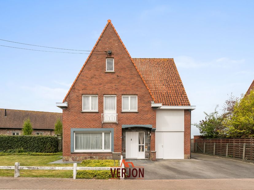 Deze verrassend ruime woning verwelkomt u met een riante inkomhal die meteen toegang biedt tot de lichtrijke woonkamer (38,5m2) en de aparte keuken (1