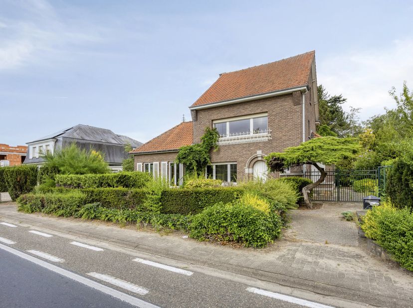 Welkom in deze charmante open bebouwing, gelegen op een mooi en ruim perceel van meer dan 11 are. Hier staan rust, ruimte en een praktische indeling c