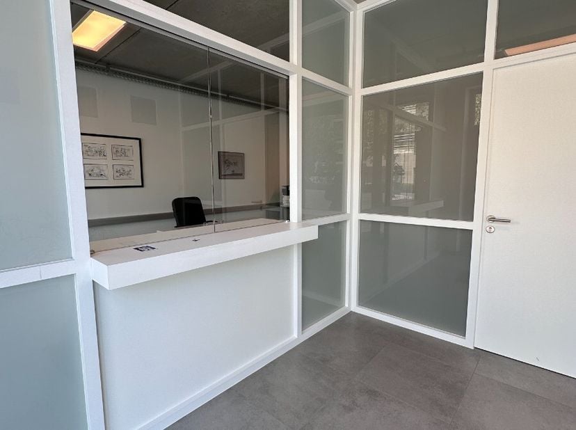 Mooi kantoor/handelspand te huur op toplocatie in Lommel:Indeling: inkom met ontvangstbalie, 1 grote kantoorruimte, kitchenette en toiletZeer energiez