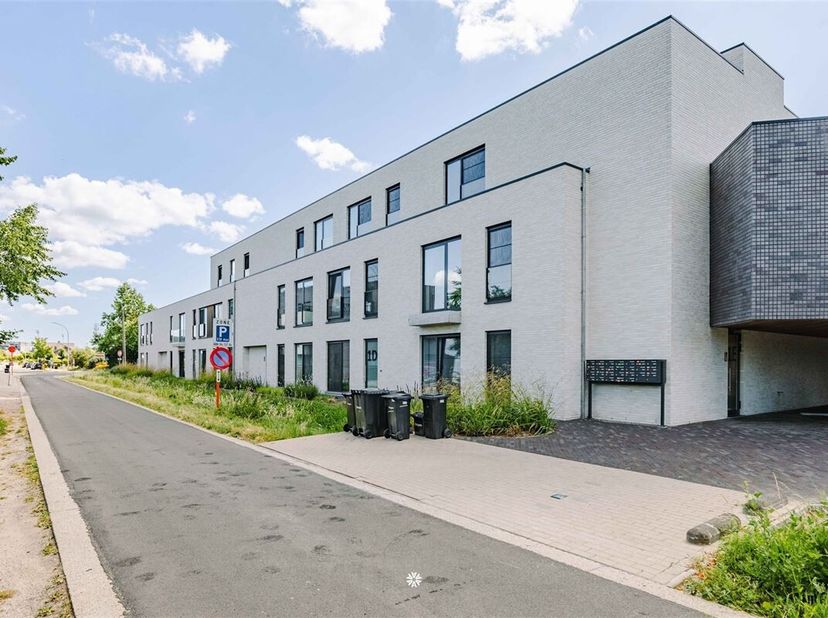BEVEREN-WAAS  Op zoek naar een ruim en instapklaar appartement met groot terras in Beveren? Dan is dit pareltje in residentie Nest (bouwjaar 2022) zek