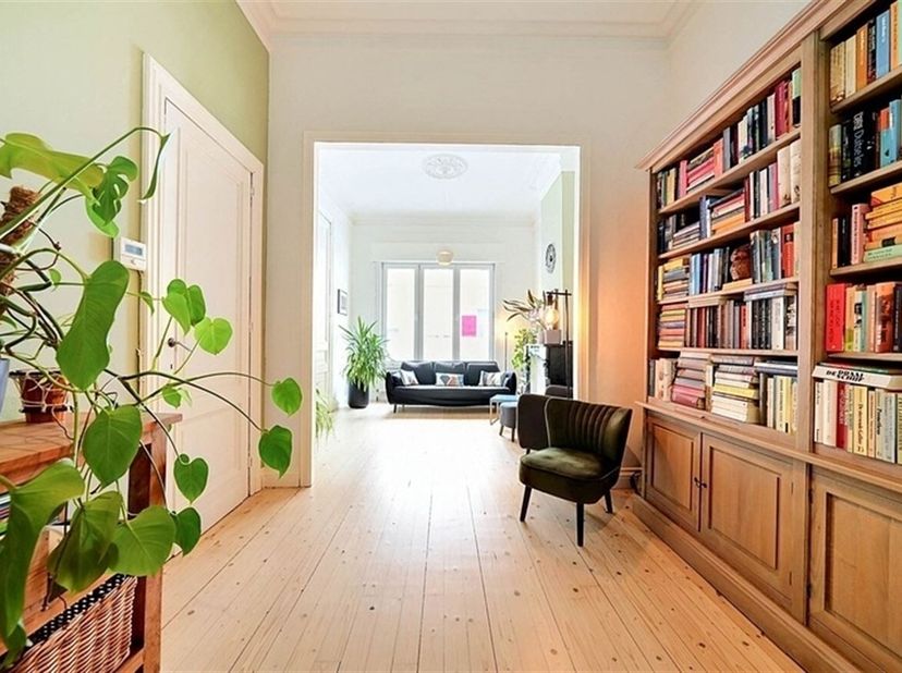 Maison rénovée et énergétiquement efficace ( 195m²) avec 4 chambres à coucher, jardin paysager dans une rue calme à Anvers !<br />
Situation : La situ