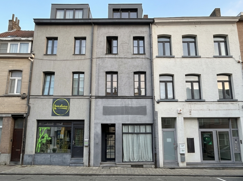 In de onmiddellijke nabijheid van winkels, openbaar vervoer en belangrijke invalswegen biedt dit gemengd gebouw een mooi potentieel voor zowel profess