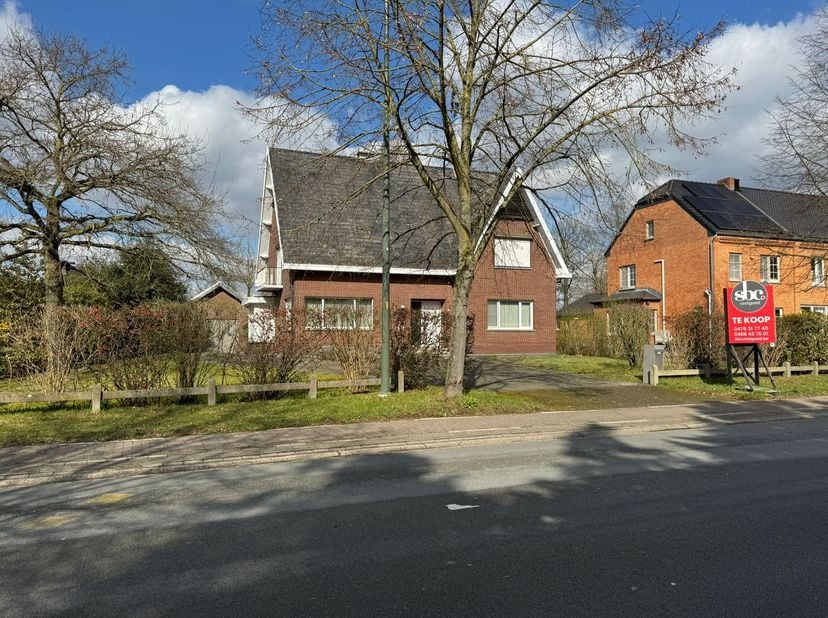 Zeer ruime, instapklare woning met 4 slpks op een prachtig perceel van 16a33ca, met een straatbreedte van 30m, gelegen op wandelafstand van Zonhoven-c