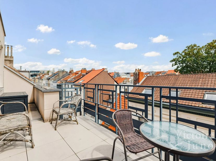 Victoire Junot biedt u, op een steenworp van het Stéphanieplein, in een rustige straat, dit prachtige omgekeerde duplex-penthouse aan met een oppervla