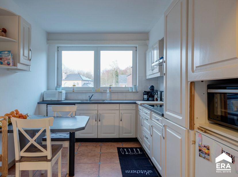 Dit ruim en praktisch ingedeeld gelijkvloers appartement beschikt over 2 volwaardige slaapkamers met de mogelijkheid tot een 3de slaapkamer, een aange