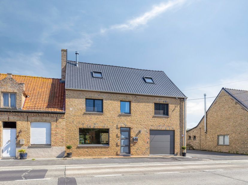 In de Kortewildestraat, in het hart van Vladslo, bevindt zich deze volledig gerenoveerde woning met een bewoonbare oppervlakte van maar liefst 226 m²,