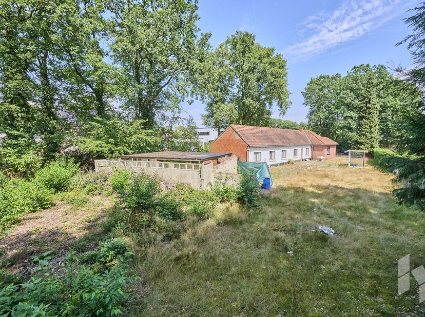 Vrijstaande, gelijkvloerse woning met 3 slaapkamers op zeer ruim perceel van 1236m²<br />
Deze nog te renoveren woning is zeer rustig gelegen op een z