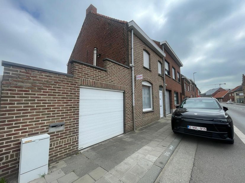 Halfopen bebouwing met comfortabele indeling en ruime, zonnige tuin waar je volop kan genieten te koop.Indeling:Gelijkvloers: inkomhal, woonkamer, keu