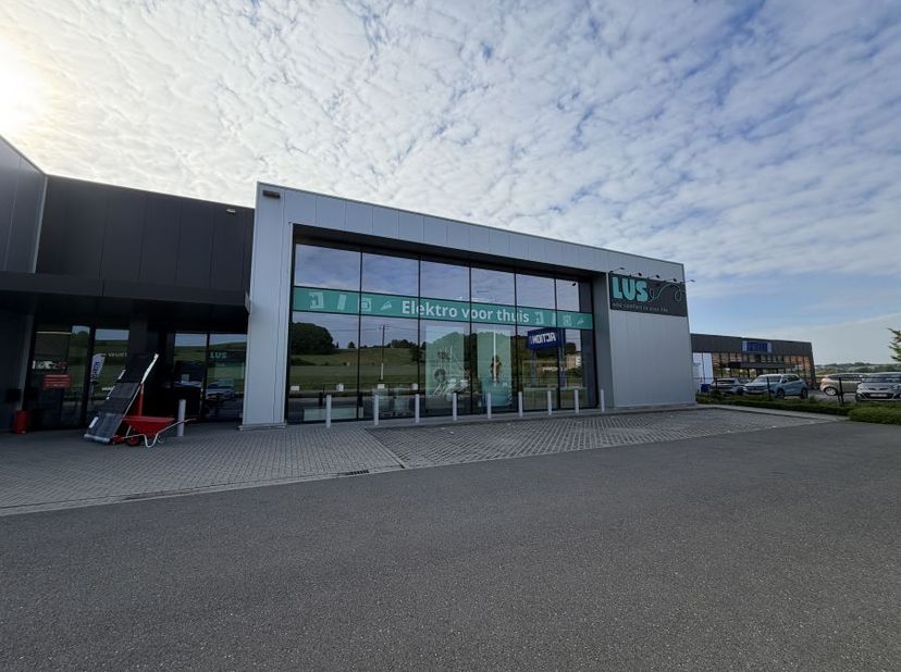 Bedrijfsgebouw in Diest. Gelijkvloers van 771 m² en mezzanine van 205 m². Overdekte laadkade en parkeerplaatsen voor de deur. Gelegen aan Leuvensestee