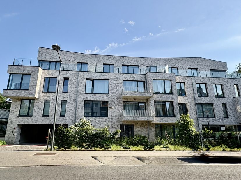 Très bel appartement de 2021, avec une superficie de +- 94m² et composé de<br />
- un hall d'entrée avec toilette, <br />
- 2 chambres (15-10m²) en pa