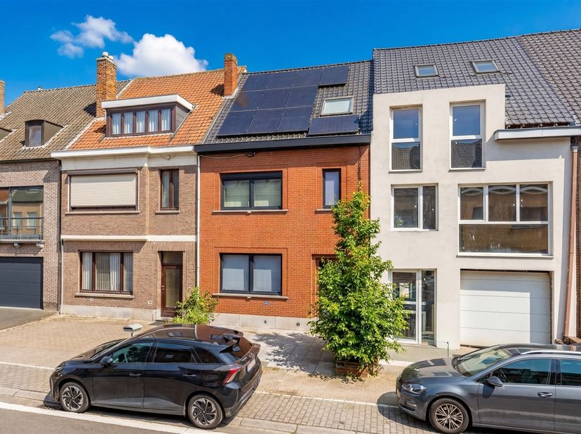 Ontdek deze verder te renoveren woning op een gunstige ligging in Wetteren. Met een bewoonbare oppervlakte van 229m² biedt deze woning alle ruimte en