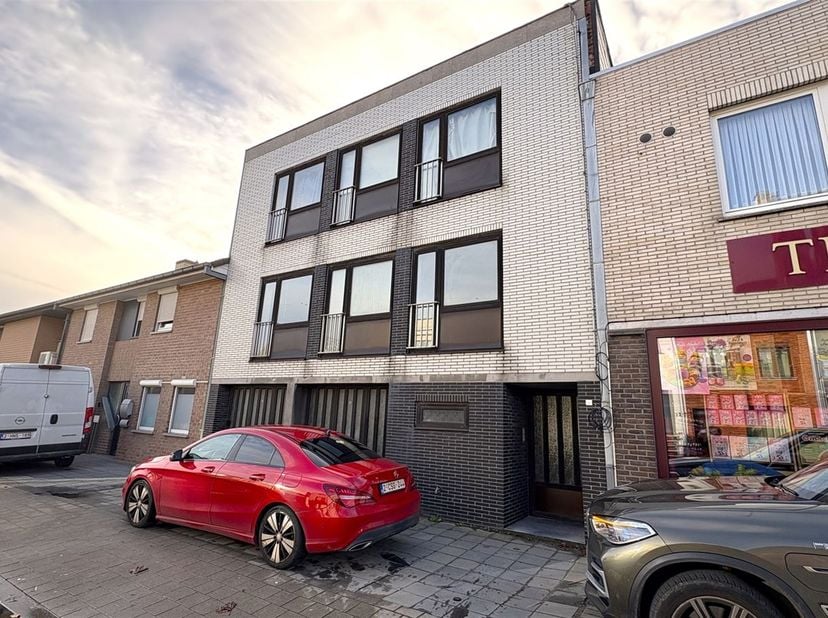 KLEINSCHALIG APPARTEMENTSGEBOUW IDEAAL VOOR VERHUUR<br />
<br />
Stevig gebouwd voorziet dit gebouw in 2 appartementen met mooie afmetingen en heel