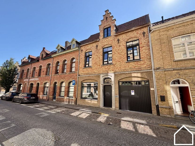 Deze prachtige woonst doet op dit moment dienst als handelsruimte maar kan perfect door middel van een functiewijziging naar woonst gebracht worden. D
