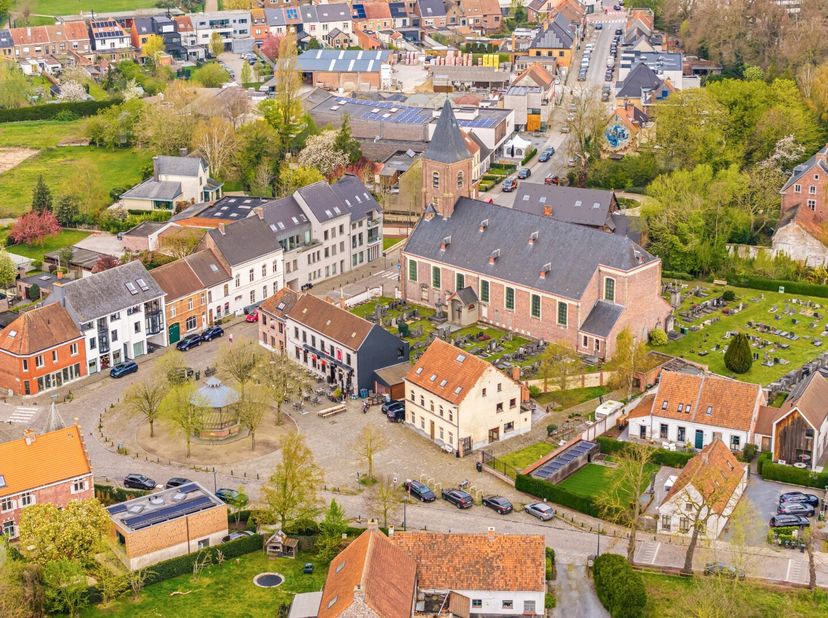 Dans un emplacement exceptionnel, juste sur la charmante place du village de Zwijnaarde, se trouve cette imposante et particulièrement atmosphérique m