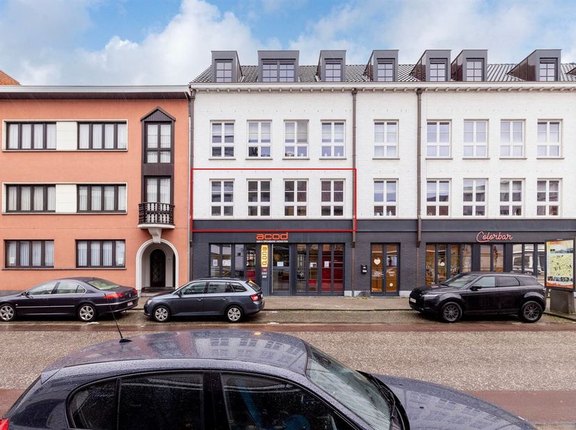 Ruim appartement met 2 slaapkamers, 2 badkamers en autostaanplaats in Geel<br />
Via de inkomhal, die toegang biedt tot de verschillende ruimtes van h