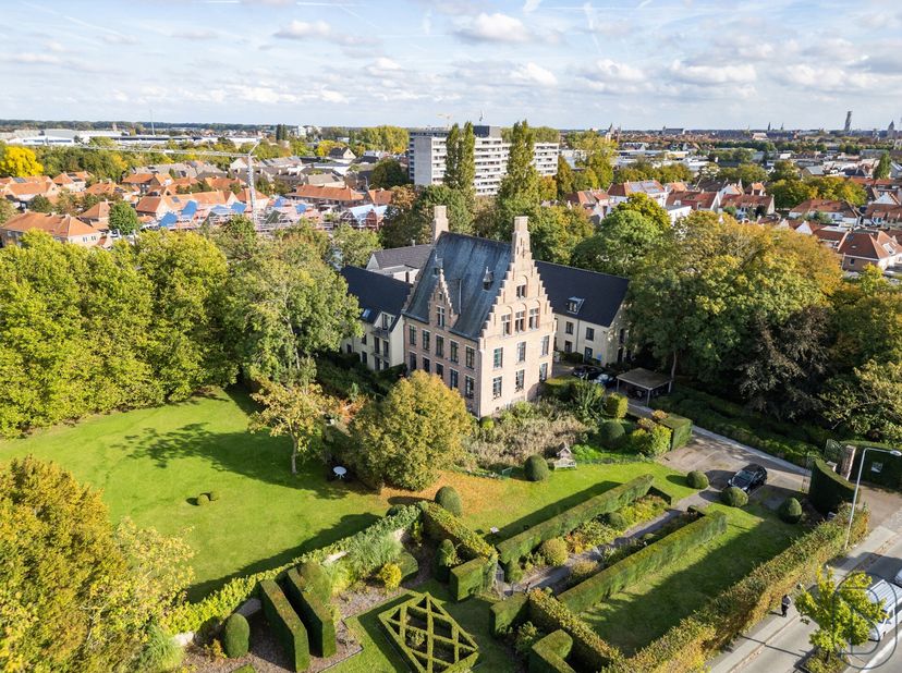 Appartement assisté de 70 m² avec terrasse, situé dans un cadre unique et à proximité du centre de Bruges. Disposition : hall dentrée, séjour lumineux