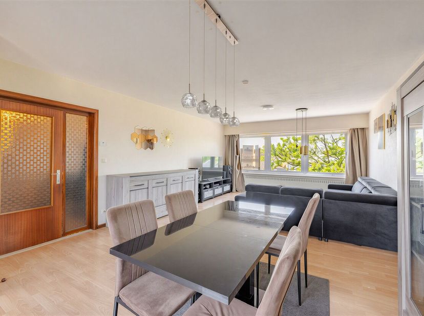 Bent u op zoek naar een ruim appartement op een centrale ligging in Sint-Niklaas? Dan is dit misschien wel uw nieuwe thuis!<br />
<br />
Dit lichtri