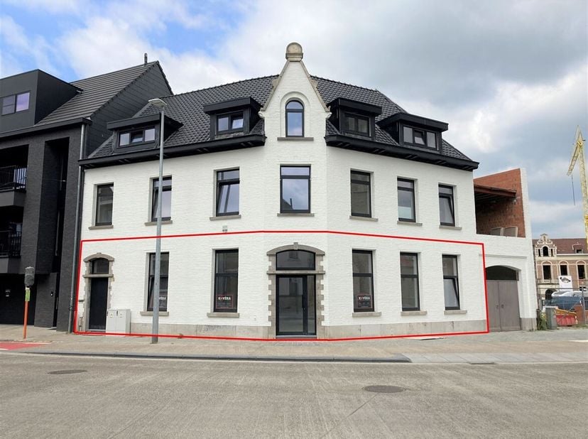 Volledig gerenoveerd gelijkvloers appartement met 2 slaapkamers en tuin te huur in het centrum van Berlaar!<br />
Ligging<br />
Dit prachtig gerenovee