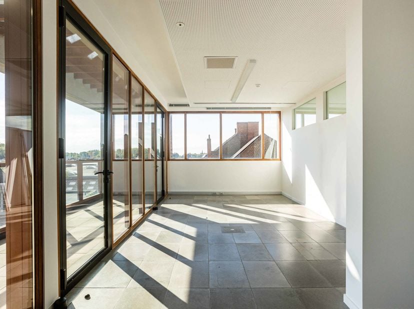 Dit kantoorgebouw combineert ruimte, licht en comfort met verfijnde architectuur en een luxueuze afwerking. Dankzij de centrale ligging is het kantoor