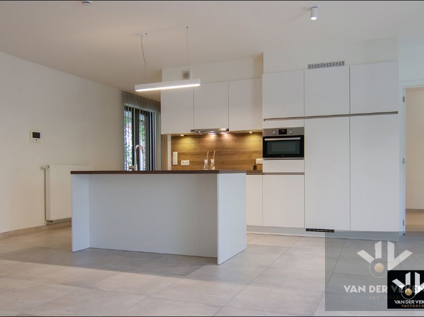 Moderne serviceflat met 2 slaapkamers, 2 badkamers en een ruim terras pal in het centrum van Hasselt&amp;nbsp;<br />
<br />
TROEVEN:<br />
- 2 slaapkamers